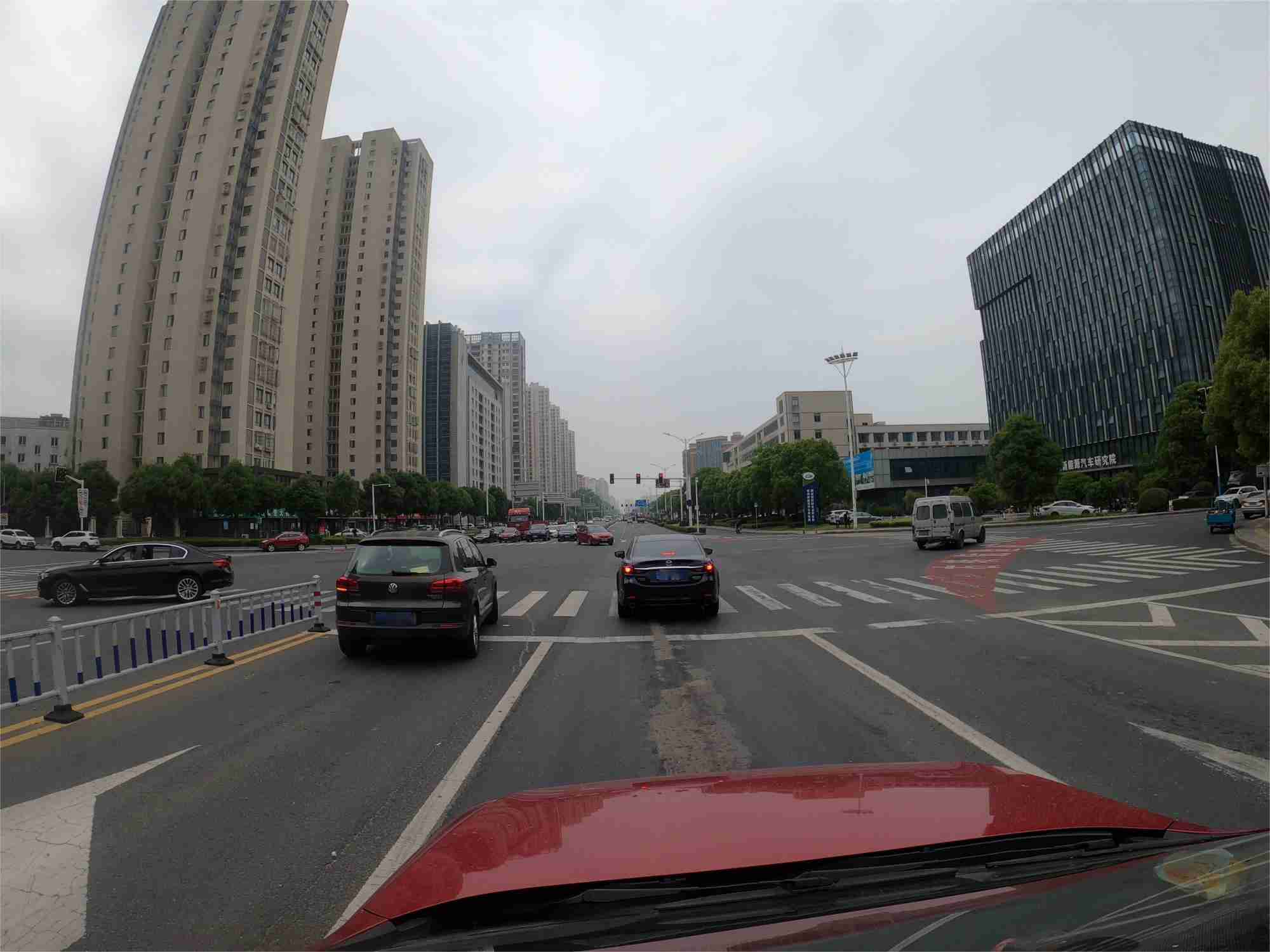 মেঘলা দিন ক্রসরোড ড্যাশ ক্যাম ভিডিও ডেটাসেট